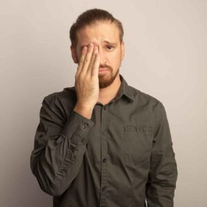 Traitement des poches sous les yeux chez l’homme