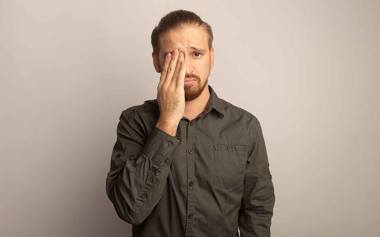 Traitement des poches sous les yeux chez l’homme