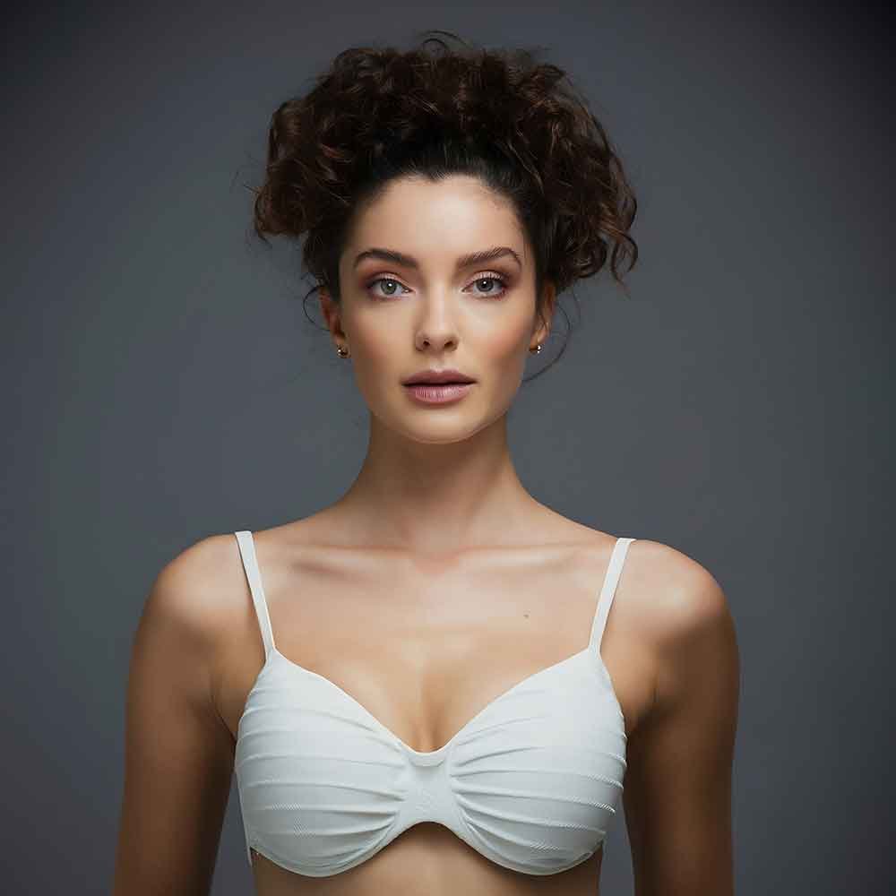 implants plus petits modifie la poitrine de façon assez logique